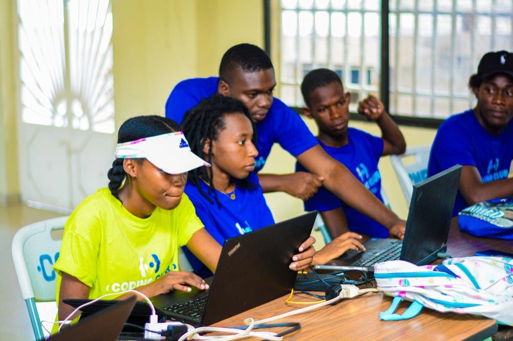 Membres d’un club Coding Club Haïti en atelier de programmation